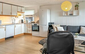 Fridge, microwave, stovetop, dishwasher - Awesome home in Farsø with sauna (Farsø)