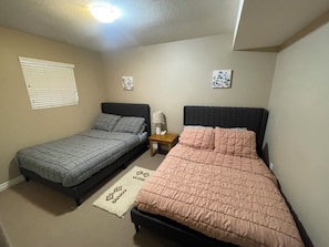 2 bedrooms, iron/ironing board, travel cot, free WiFi - Affordable & Cozy Stay (Prince George)