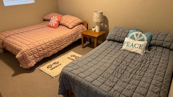 Tabla de planchar con plancha, wifi y ropa de cama