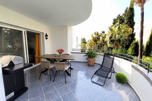 Outdoor dining - Charming retreat in Estepona Golf (Estepona)