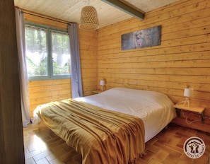 2 dormitorios, cuna de viaje, ropa de cama