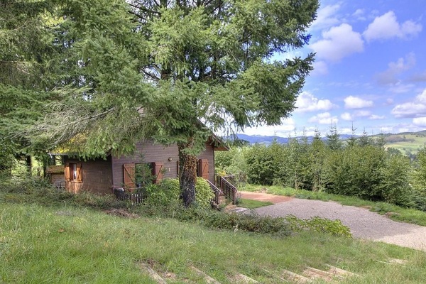 Chalet Gîte "L'écho du temps" pour 4 personnes à Meaux la Montagne, en Haut Beaujolais, à proximité du Lac des Sapins, dans le Rhône : le chalet en pleine nature.