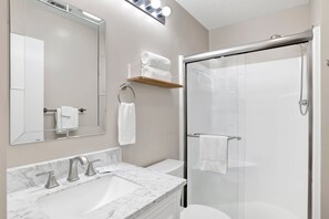 Een douche, handdoeken