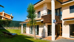 A modern two-story house with a balcony, a lawn, and a sun lounger. - Villa Playa de Barro with garden - Llanes (Llanes)