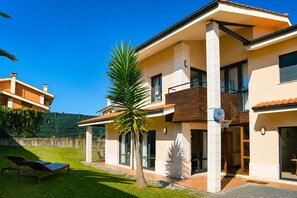 A modern two-story house with a balcony, a lawn, and a sun lounger. - Villa Playa de Barro with garden - Llanes (Llanes)
