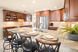 Réfrigérateur, micro-ondes, four, lave-vaisselle