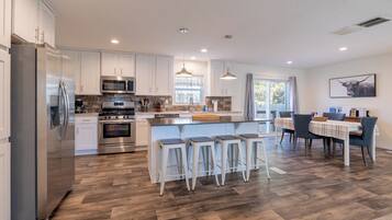 Refrigerador, microondas, horno, placa de cocina