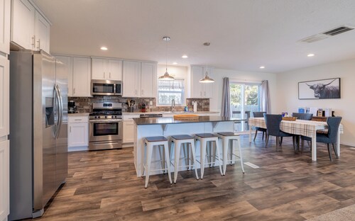 The Salsbury Star- large family home, downtown location, pet friendly