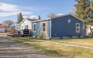 Exterior - The Salsbury Star- large family home, downtown location, pet friendly (Cody)