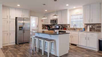 Refrigerador, microondas, horno, placa de cocina