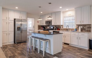 Kjøleskap, mikrobølgeovn, ovn og kokeplater