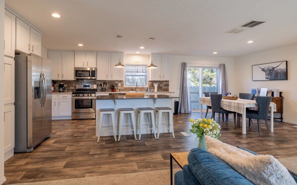 Fridge, microwave, oven, stovetop - The Salsbury Star- large family home, downtown location, pet friendly (Cody)