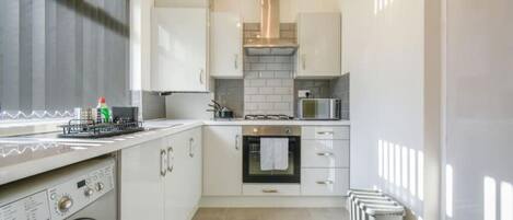 Refrigerador, microondas, horno, placa de cocina