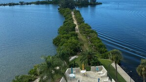 Et resort med poolområde, liggestole og havudsigt.