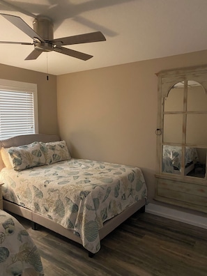 2 habitaciones, tabla de planchar con plancha, wifi y ropa de cama