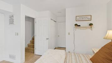 Iron/ironing board, free WiFi, bed sheets