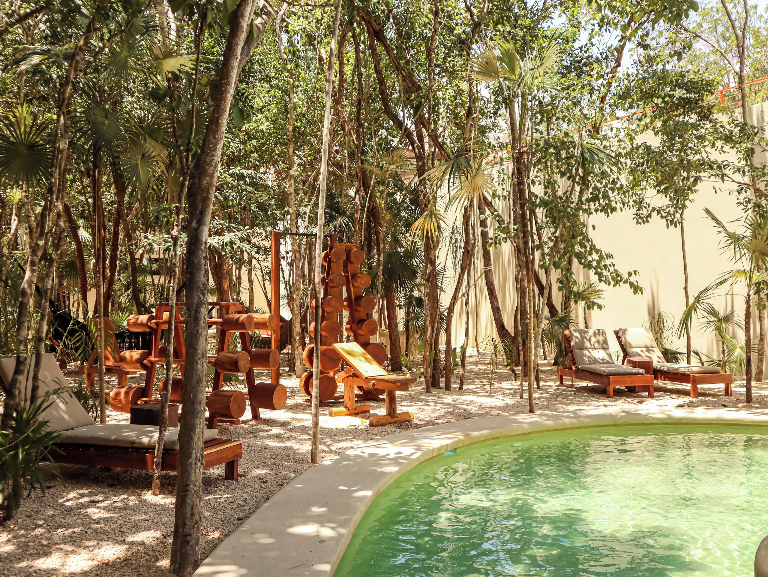 2 εξωτερικές πισίνες