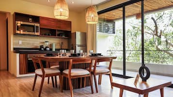 Apartment, 2 Schlafzimmer, Balkon, Blick auf die Anlage | Esszimmer