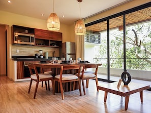 Appartamento, 2 camere da letto, balcone, vista resort | Sala da pranzo