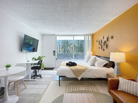 1 bedroom, free WiFi, bed sheets. Cozy King Studio | Zoo, DT & Jacksonville U