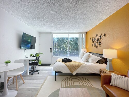 Cozy King Studio | Zoo, DT & Jacksonville U