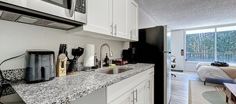 Cozy King Studio | Zoo, DT & Jacksonville U