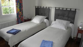 Iron/ironing board, WiFi, bed sheets