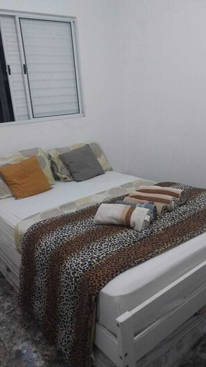 2 habitaciones, escritorio, tabla de planchar con plancha y wifi gratis