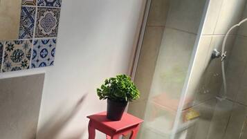 Chuveiro, secador de cabelo, toalhas de banho, sabonete
