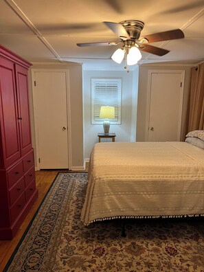 3 habitaciones, tabla de planchar con plancha, internet y ropa de cama