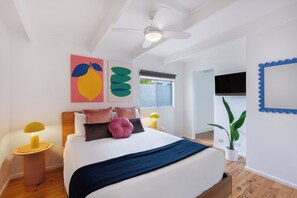 3 Schlafzimmer, Schreibtisch, Bügeleisen/Bügelbrett, Reisekinderbett