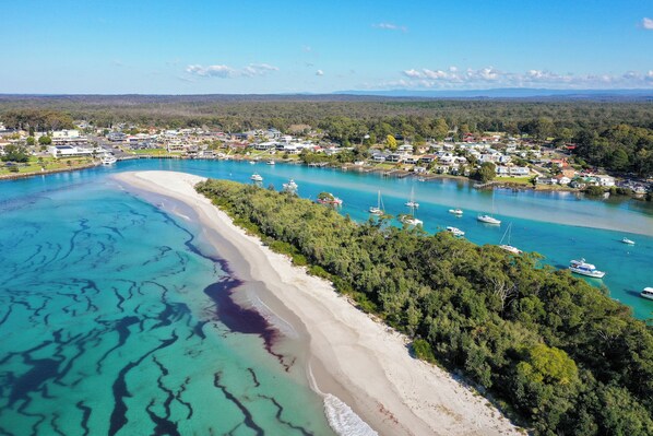 Playa en los alrededores y toallas de playa 