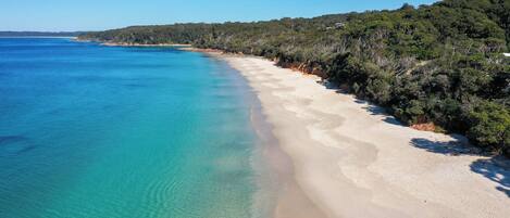 Ranta lähistöllä, rantapyyhkeitä