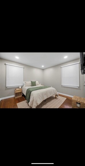 2 makuuhuonetta, silitysrauta/-lauta, Wi-Fi, vuodevaatteet