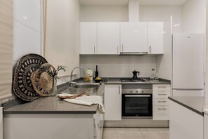 Kjøleskap, ovn, kokeplater og oppvaskmaskin