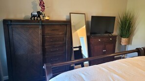 2 bedrooms, desk, iron/ironing board, free WiFi