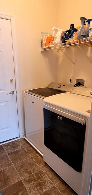 Fridge, microwave, oven, stovetop - Azure Elephant Haven: 2 King Suites in Bayberry (Middletown)