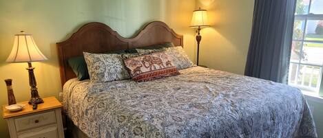 2 makuuhuonetta, työpöytä, silitysrauta/-lauta, ilmainen Wi-Fi