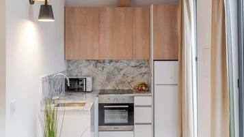 Kühlschrank, Mikrowelle, Ofen, Herdplatte