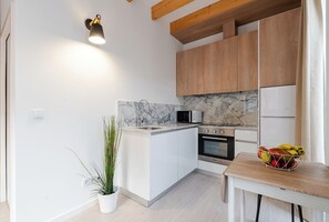 Frigorífico, microondas, horno y placa de cocina