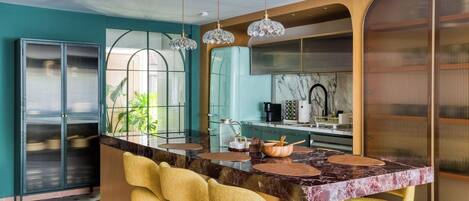 Frigorifero, microonde, piano cottura, macchina per tè/caffè