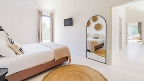 4 bedrooms, iron/ironing board, free WiFi, bed sheets