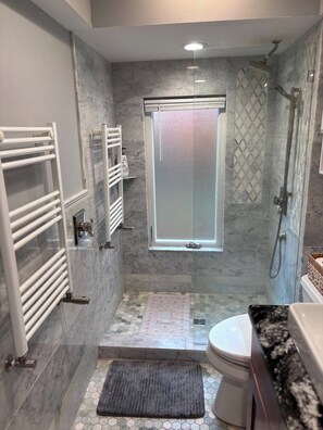 Shower, hair dryer, towels, soap - Enjoyable bed & breakfast within a historic home in downtown Lebanon (Lebanon)