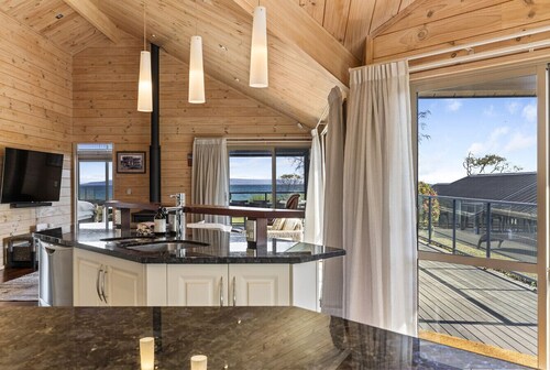 Still Water Retreat - Taupo holiday home on lake front