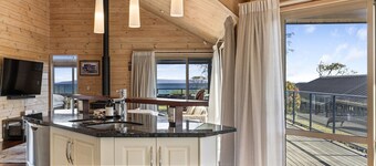 Still Water Retreat - idyllic and tranquil location on lake edge