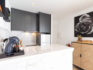 Réfrigérateur, four à micro-ondes, un four, cafetière-théière