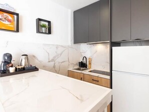 ثلاجة، ميكروويف، فرن، ماكينة لصنع القهوة/الشاي