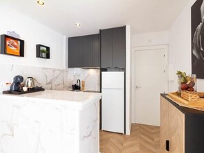 Frigorífico, microondas, horno y cafetera o tetera