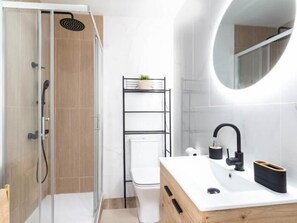 Shower, hair dryer, towels - Exclusive penthouse on the banks of the River Genil (Granada)