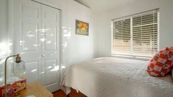 5 quartos, escrivaninha, ferros/tábuas de passar roupa